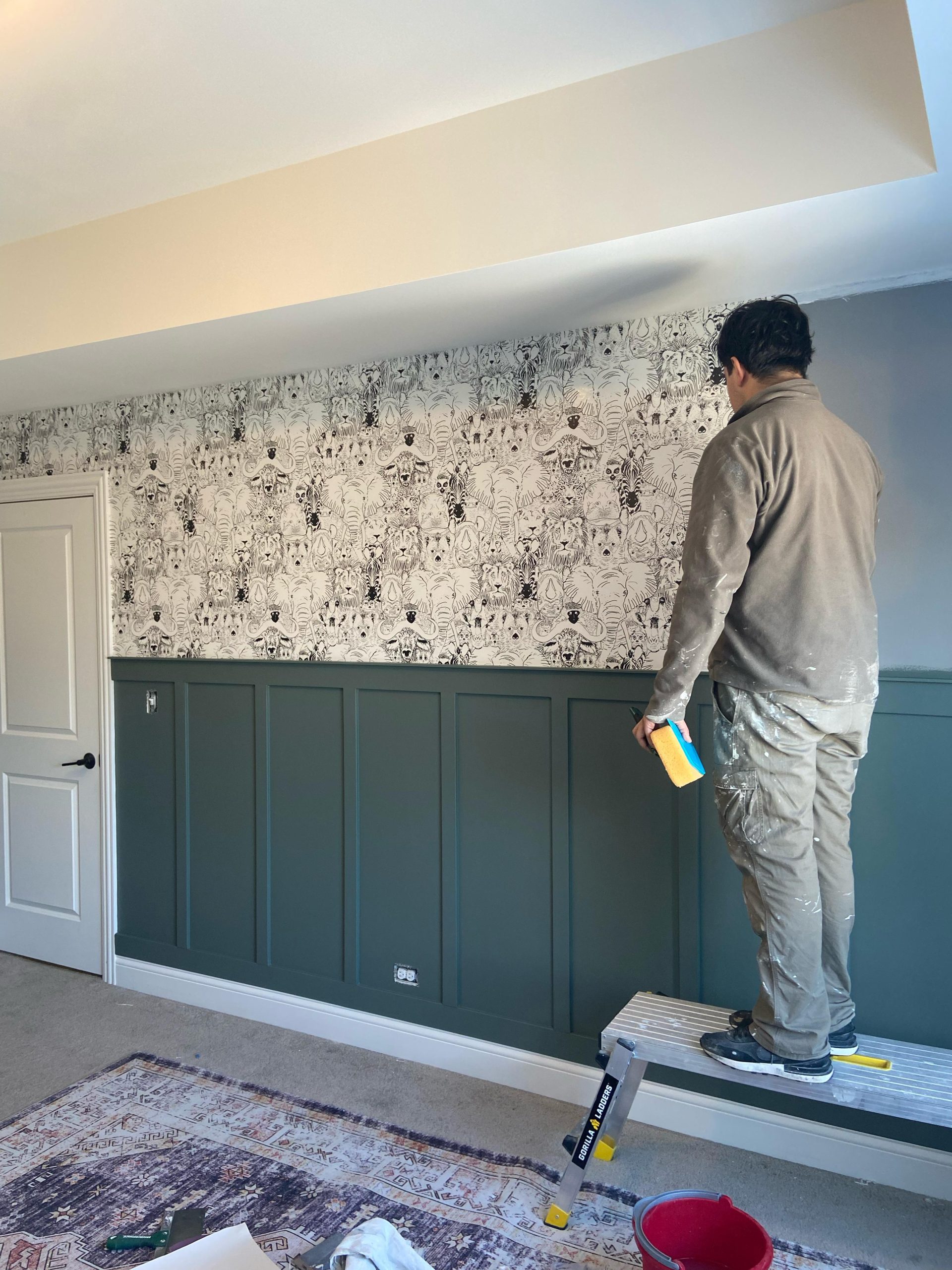 Geometric wallpaper feature wall in Manhattan living room